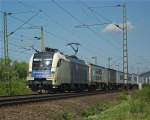 ES 64 U2-020 der WLB mit einem Containerzug in Fahrtrichtung Sden an der Northeimer Seenplatte. 16.08.2009.