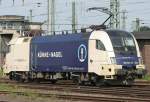 Der ES 64 U2 - 035 Taurus der Wiener Lokalbahnen mit Khne+Nagel Titeln rangiert in Neuss Gterbahnhof am 14.08.2009