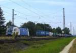 Hier fhrt der ES U2 64 - 064 Wiener Lokalbahn mit einem gemischten Gterzug durch Mangolding. ( 28.08.2009)