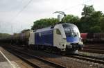 Blitzblank und strahlend prsentiert sich 182 566-0 (ES 64 U2-066) der WLB mit einem Kesselwagenzug in Kln West. Aufgenommen am 02.09.2009.