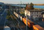 Ein Tandem der Wiener Lokalbahn macht sich mit einem Containerzug auf die Reise.