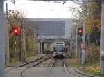 Ein moderner Triebwagen der Reihe 400 der WLB fhrt aus der Station Schedifkaplatz aus.