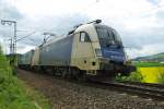 ES 64 U2-020 mit Containerzug in Fahrtrichtung Norden in der Ausfahrt Eichenberg. Aufgenommen am 16.05.2010