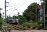 ES 64 U2-035 der WLB mit einem Autotransportzug kurz vor dem Bahnbergang Hietzinger Hauptstrae/Wien.