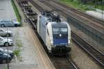 ES64U2-066 der WLB zieht ihren schwach ausgelasteten Containerzug gerade durch den Bahnhof Tullnerbach-Pressbaum und wird in krze weiter nach Wien fahren.