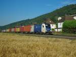  Ein Zug im Kornfeld : ES 64 U2-023 mit Containerzug in Fahrtrichtung Norden.