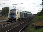 WLBC 183 704 fhrt mit dem Dacia zug durch den Beuler Bahnhof am 25.9.10