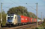 ES 64 U2-021 der WLC fhrt am 10.10.10 mit einem langen Containerzug Hafenauswrts durch Hamburg-Moorburg.