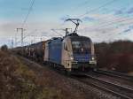 Die ES 64 U2-027 am 13.11.2010 mit einem Kesselwagenzug bei der Durchfahrt in Obertraubling.