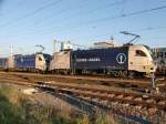 Vor einen Gterzug gespannt warten die Dispolok von Khne+Nagel und ein ebensolches Exemplar der Wiener Lokalbahnen AG am 15.11.2010 bei bestem Wetter und optimalem Sonnenstand im Bahnhof