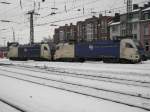 WLC ES 64 U2 024 (BR 182) und 1216 950-6 abgestellt in Aachen Hbf am 29.12.10