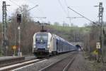 ES 64 U2-068 der WLB zieht einen langen Autoganzzug durch den Haltpunkt Eilendorf in Richtung Aachen-West. Lok und Zug bilden hier eine schne Farbeinheit. Aufgenommen am 26/03/2011.