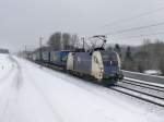 Die ES 64 U2-066 am 04.01.2011  mit einem KLV-Zug unterwegs bei Vilshofen.