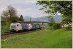 Containerzug mit ES64U2-027 an der Spitze am 2.5.2011 kurz vor der Durchfahrt der Haltestelle Stbing.