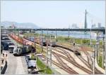 ES 64 U2-019 mit einem Gterzug an der mittlerweile klassischen Fotostelle am Handelskai/Wien. 07.05.11