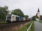 Die 1216 953 am 19.06.2011 mit einem Containerzug unterwegs bei Hausbach.