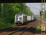 183 705 der Wiener Lokalbahn mit Containerzug in Fahrtrichtung Seelze. Aufgenommen am 29.04.2011 in Dedensen-Gmmer.