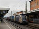 Die ES 64 U2-068 am 07.08.2011 mit einem KLV-Zug bei der Durchfahrt durch den Passauer Hbf. 