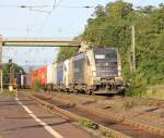 Wiener Lokalbahn-Doppel in Eichenberg: 182 535-5 (ES 64 U2-035) und eine weitere Dispo 182er ziehen einen Containerzug in Richtung Norden durch Eichenberg.