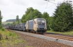 ES 64 U2-027 mit einem Ganzzug blauer Autotransportwagen in Richtung Norden bei Eschwege West.