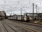 Die ES 64 U2-035 am 04.12.2011 mit einem Containerzug bei der Durchfahrt in Mnchen Ost.