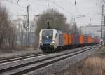 Am frostigen Morgen des 17.01.2012 fuhr 182 519 (ES 64 U2-019) mit Containerzug in Richtung Norden ber die NSS.