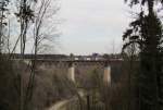 Zwei WLB Tauris ziehen am 17. Mrz 2012 einen Containerzug ber die Laaberbrcke bei Beratzhausen.