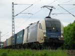 ES 64 U2-019 der Wiener Lokalbahn mit einem Kontainerzug zwischen Girching und Osterhofen am 25.5.2006