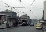 Wien Wiener Lokalbahnen: WLB-Zug in der Eichenstraße am ÖBB-Bhf Meidling am 2. November 1975. Der Zug fährt in Richtung Ring / Oper. - Scan eines Diapositivs. Kamera: Minolta SRT-101.