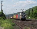 ES 64 U2 - 027 der WLB zieht am 19. Mai 2012 einen Containerzug durch Gemnden am Main.