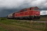 2143.21 der WLB ist mit dem NEX  Leiser Berge  von Ernstbrunn nach Wien Praterstern unterwegs. Die Aufnahme enstand am 11.08.2012 kurz vor Stetten-Fossilienwelt, als sich schon der nchste Regenschauer bereit machte.