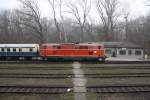 WLB 2143.21 ist als Nebenfahrt 14665 von Stadlau kommend im Bf. Lobau Hafen angekommen. Die Fahrt wurde vom Verein Pro-Kaltenleutgenerbahn mit Untersttzung der WLB am 30.Mrz 2013 veranstaltet.