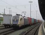 182 524 / ES64 U2-024 der WLB zieht am 28. Mai 2013 einen Containerzug in den Bahnhof Bamberg.