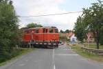 WLB 2143.21 mit dem R 16971  Reblaus Express  am 13.Juli 2013 beim einzige Schranken der Lokalbahn Retz-Drossendorf nahe dem Bf. Langau. Die Schranke wurde deshalb errichtet, da der dort von 1948 bis 1963 statt gefundene Braunkohletagebau zu einem vermehrten Strassenverkehrsaufkommen fhrte.