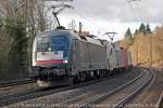 MRCE 182 533/ES 64 U2-033 und WLC 182 522/ES 64 U2-022 mit einem Containerzug am 28.02.2014 in Sterbfritz.