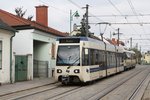 Triebwagen 401 + 114 am 08.Oktober 2016 in der Feldgasse in Guntramsdorf.