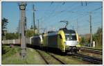 ES 64 U2-60 an der Spitze dieses WLB Containerzuges bei der Einfahrt in Tulln am 16.4.2007.