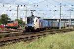 WLB ES64U2-020 mit Ihrem Containerzug bei der Fahrt in Richtung Passau. Am Abstellgleis steht die RTS Lok 2143.032. Aufgenommen am 12. Mai 2007 in Wels