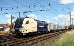 Ein Containerzug bespannt mit der ES64U2-035 unterwegs nach Deutschland bei der Durchfahrt in Wels am 16. Juni 2007. 