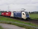 ES64 U2-066 ist am 21.8.08 planmig mit einem Containerzug auf der KBS 380 zwischen Nienburg und Bremen unterwegs.