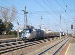 Etwas gewhnungsbedrftig ist die
ES64 U2-064 im Dienst der WLB mit
ihren schwarzen Hauben.
Am 04.04.2009 ist diese Maschiene
mit einem Containerzug in
Marchtrenk durchgefahren.