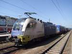 ES64U2-064 (dispolok.com) durchfhrt mit einem beladenen Tragwagenzug Passau Hbf Richtung sterreich;100710