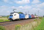 Mit einem Containerzug sind am 06.08.2011 die beiden
WLB Fahrzeuge ES 64 U2-064 und ES 64 U2-066 nahe
Marchtrenk zu sehen gewesen.