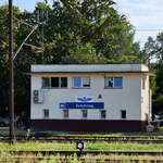 Im Bild das Stellwerk in der direkten Nähe zum Bahnhof in Kołobrzeg (Kolberg), so gesehen an einen spätsommerlichen Septembertag im Jahr 2024.