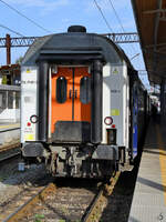 Am Ende eines polnischen Intercity´s hing dieser Personenwagen (A⁹nouz, 51 51 19-70 699-9), so gesehen Anfang September 2024 am Bahnhof in Kołobrzeg (Kolberg).