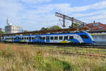 Der Elektrotriebzug EN63A-042 wartete Anfang September 2024 am Bahnsteig des Bahnhofes in Kołobrzeg (Kolberg) auf weitere Fahrgäste nach Koszalin.