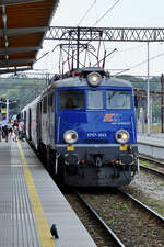 Die Elektrolokomotive EP07-1043 wartet mit dem gerade frisch angespannten IC86100 nach Wrocław (Breslau) auf die Fahrgäste, so gesehen Anfang September 2024 am Bahnsteig in Kołobrzeg