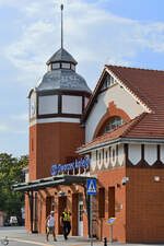 Der Bahnhof Kołobrzeg (Kolberg) wurde ursprünglich 1859 eröffnet. Im Bild zu sehen ist der im Jahr 1905 errichtete und nach 1945 restaurierte Neubau des Empfangsgebäudes. (September 2024)