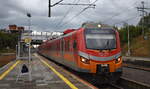 Polregio sp. z o.o. mit ihrem   EN57AL-1515rb  (NVR:  94 51 2 122 327-1 PL-PREG..... ) bei der Abfahrt im Bahnhof Kostrzyn nad Odrą, 25.09.24