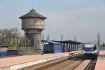 KOSTRZYN nad Odrą (Woiwodschaft Lebus), 26.04.2013, Blick auf die neugestalteten Bahnsteige, rechts ein Zug der Niederbarnimer Eisenbahn (NEB) nach Berlin-Lichtenberg